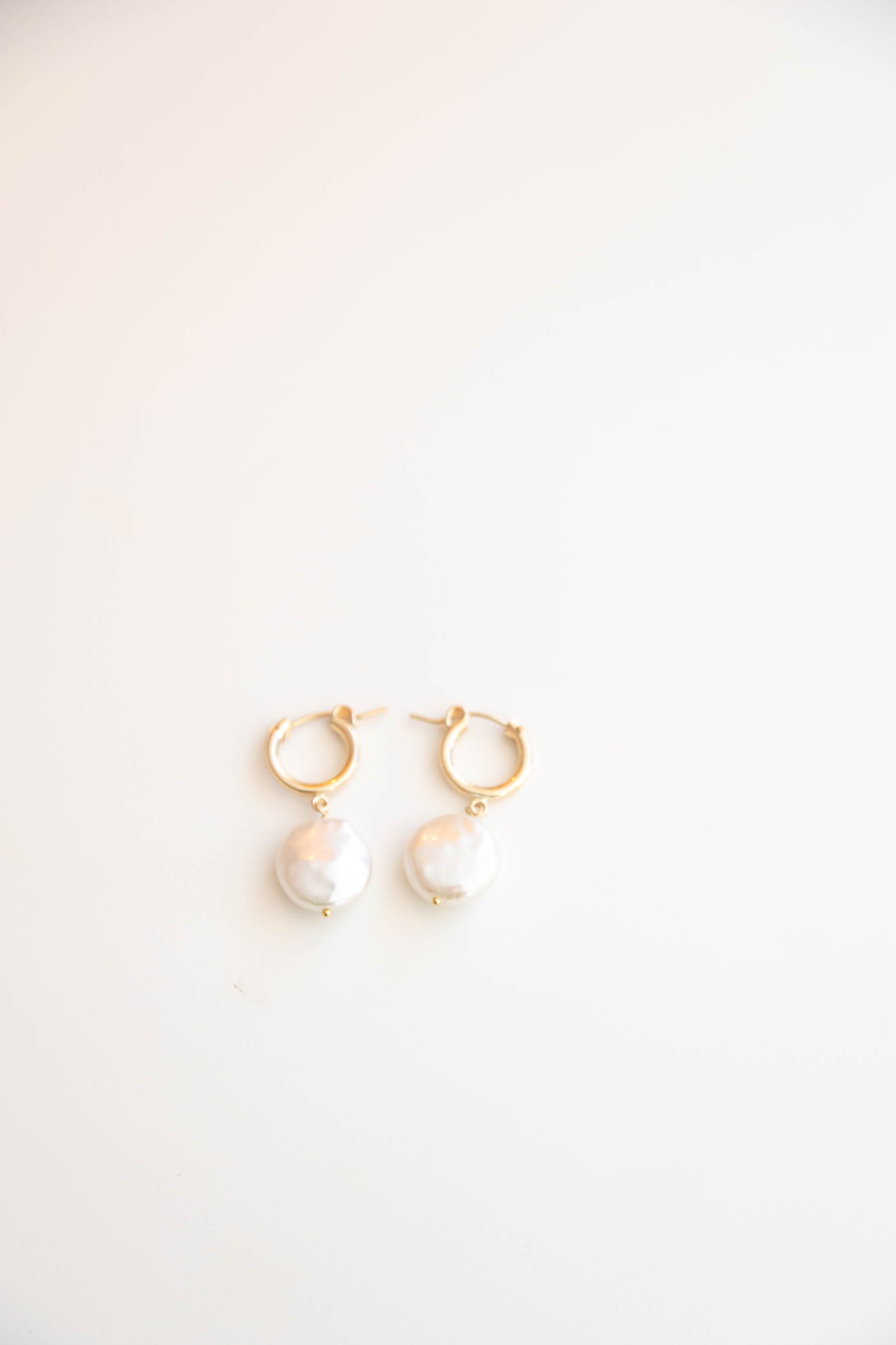 Coin Pearl deluxe hoop - 14k Gold Filled